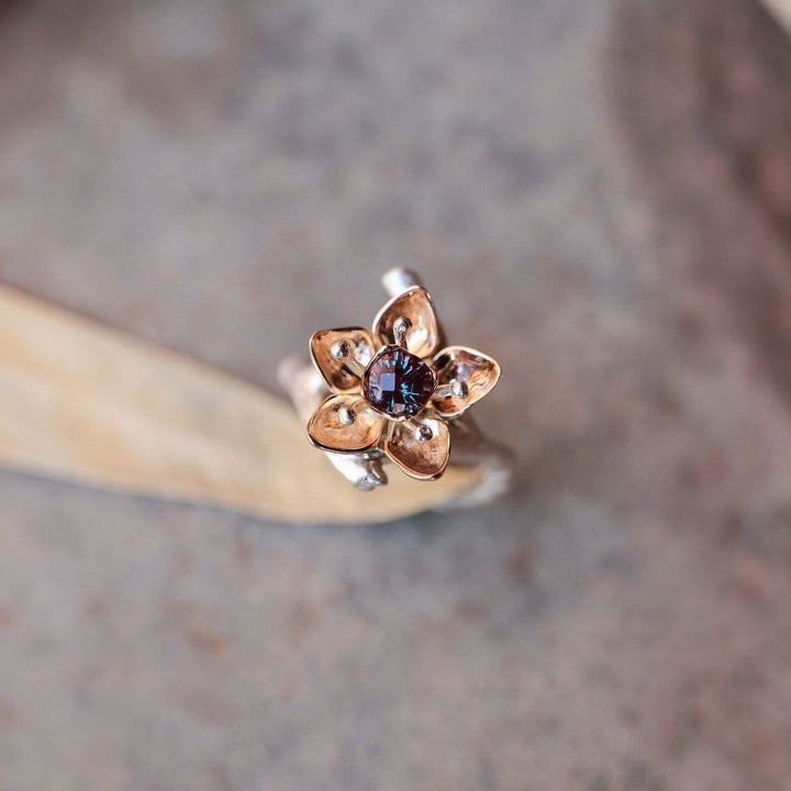 Anillo de plata antigua con flor tallada de alejandrita de Olivenorma