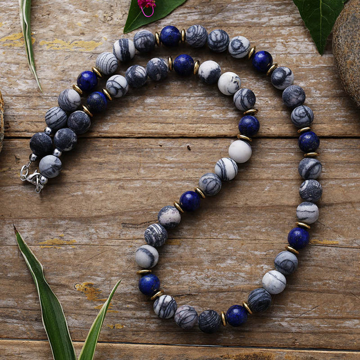 Collar de cuentas de piedra de seda negra con lapislázuli de Olivenorma
