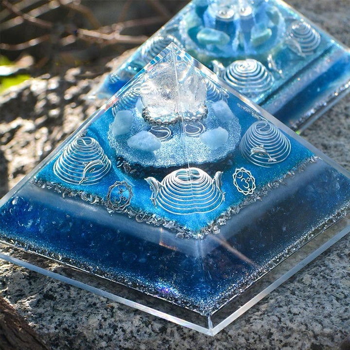 Pirámide de orgón de aguamarina de cristal transparente "Atlantis" de Olivenorma