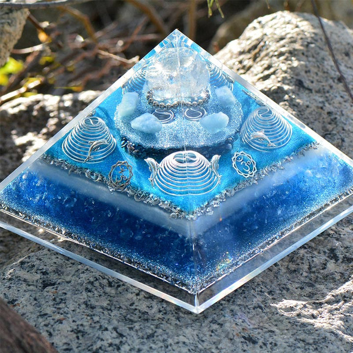 Pirámide de orgón de aguamarina de cristal transparente "Atlantis" de Olivenorma