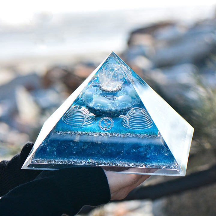 Pirámide de orgón de aguamarina de cristal transparente "Atlantis" de Olivenorma