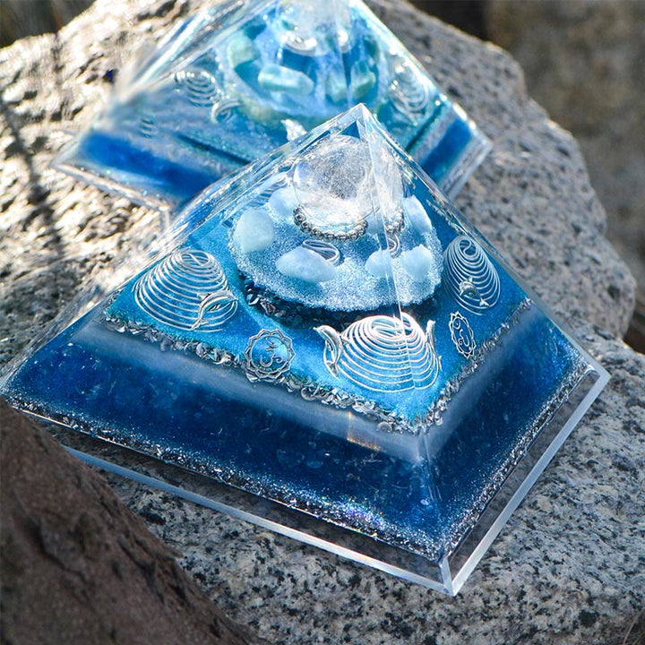 Pirámide de orgón de aguamarina de cristal transparente "Atlantis" de Olivenorma