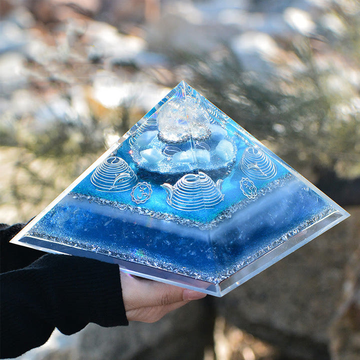 Pirámide de orgón de aguamarina de cristal transparente "Atlantis" de Olivenorma