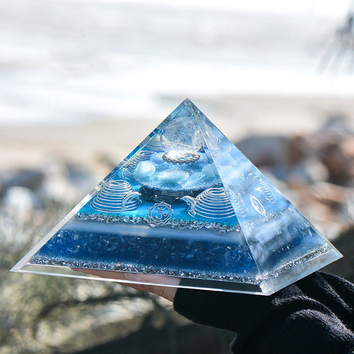 Pirámide de orgón de aguamarina de cristal transparente "Atlantis" de Olivenorma