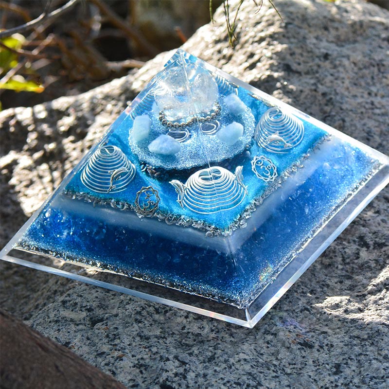 Pirámide de orgón de aguamarina de cristal transparente "Atlantis" de Olivenorma