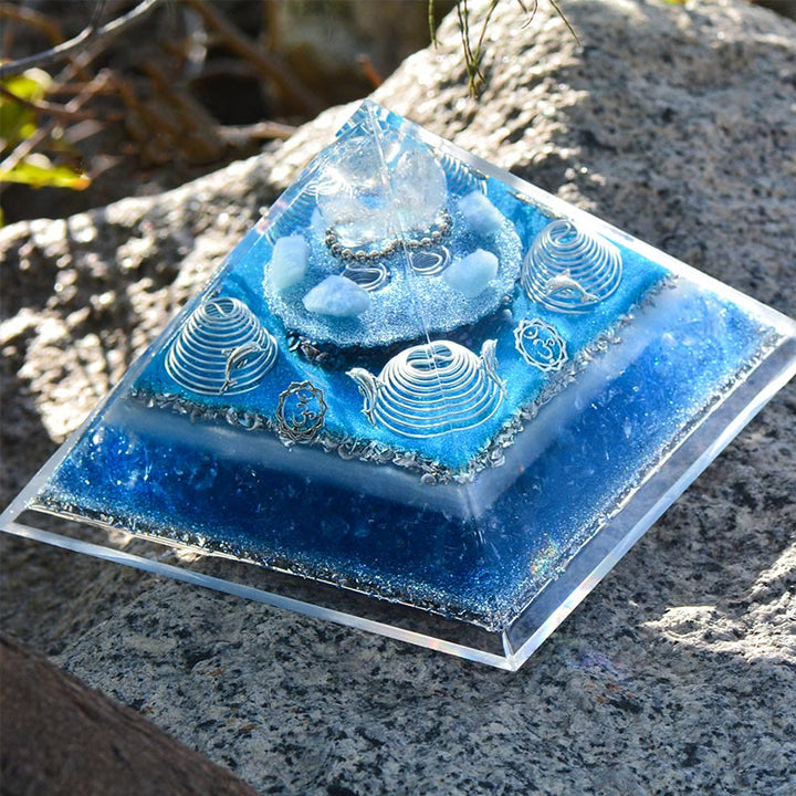 Pirámide de orgón de aguamarina de cristal transparente "Atlantis" de Olivenorma