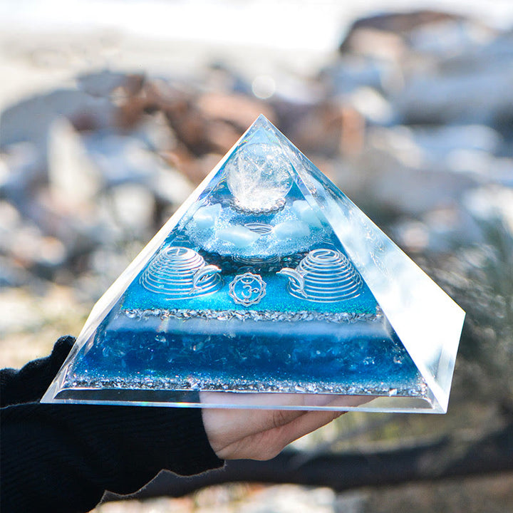 Pirámide de orgón de aguamarina de cristal transparente "Atlantis" de Olivenorma
