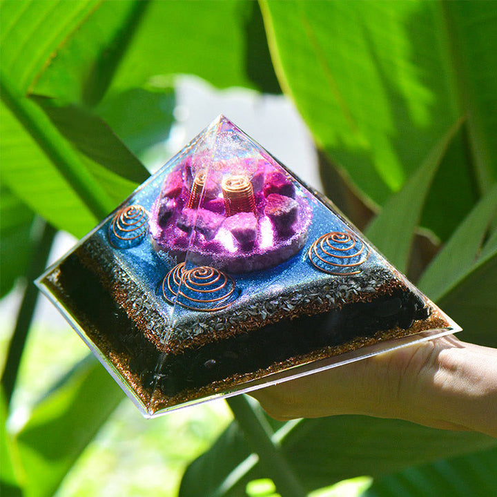 Pirámide de orgón de amatista, charoíta y obsidiana "Siete estrellas" de Olivenorma