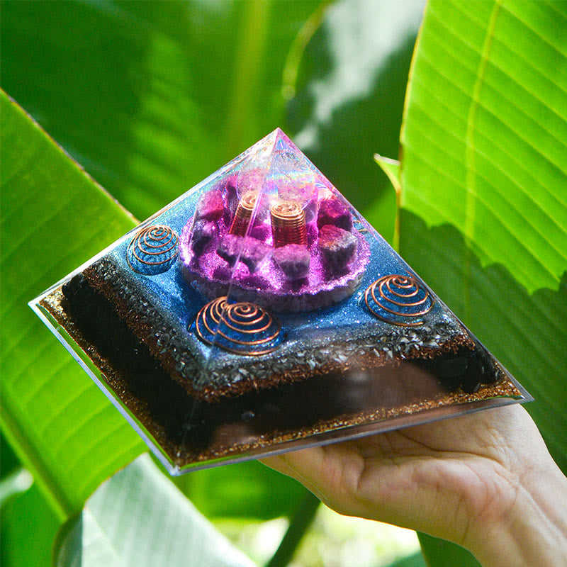 Pirámide de orgón de amatista, charoíta y obsidiana "Siete estrellas" de Olivenorma