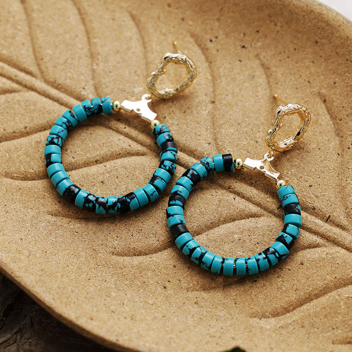 Pendientes con forma de rueda de agalmatolita, amatista, turquesa azul y cuentas en forma de anillo de Olivenorma