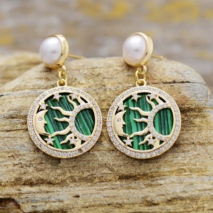 Pendientes con diseño de sol y luna y perlas de agua dulce de malaquita de Olivenorma