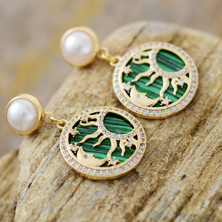 Pendientes con diseño de sol y luna y perlas de agua dulce de malaquita de Olivenorma