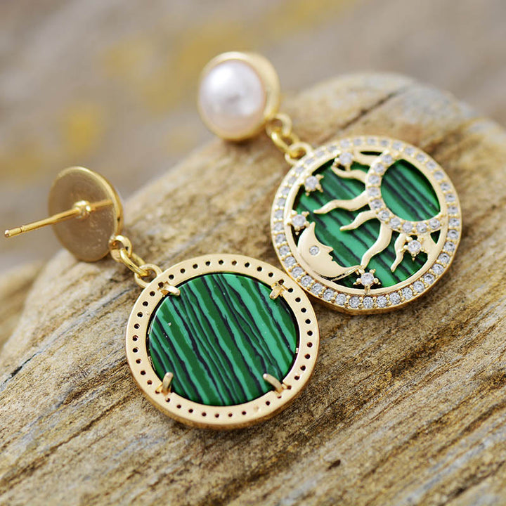 Pendientes con diseño de sol y luna y perlas de agua dulce de malaquita de Olivenorma