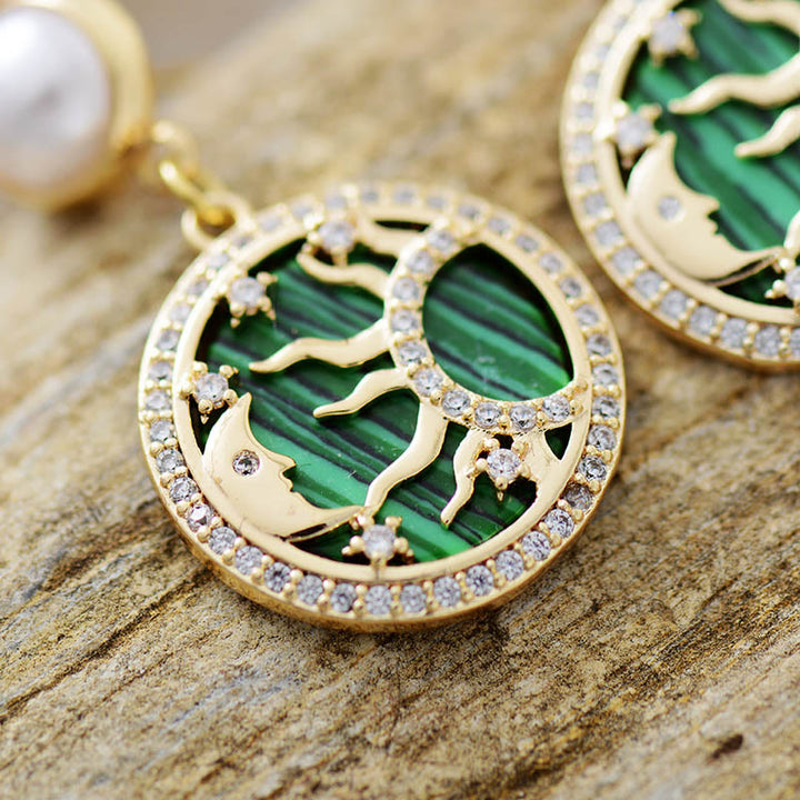 Pendientes con diseño de sol y luna y perlas de agua dulce de malaquita de Olivenorma