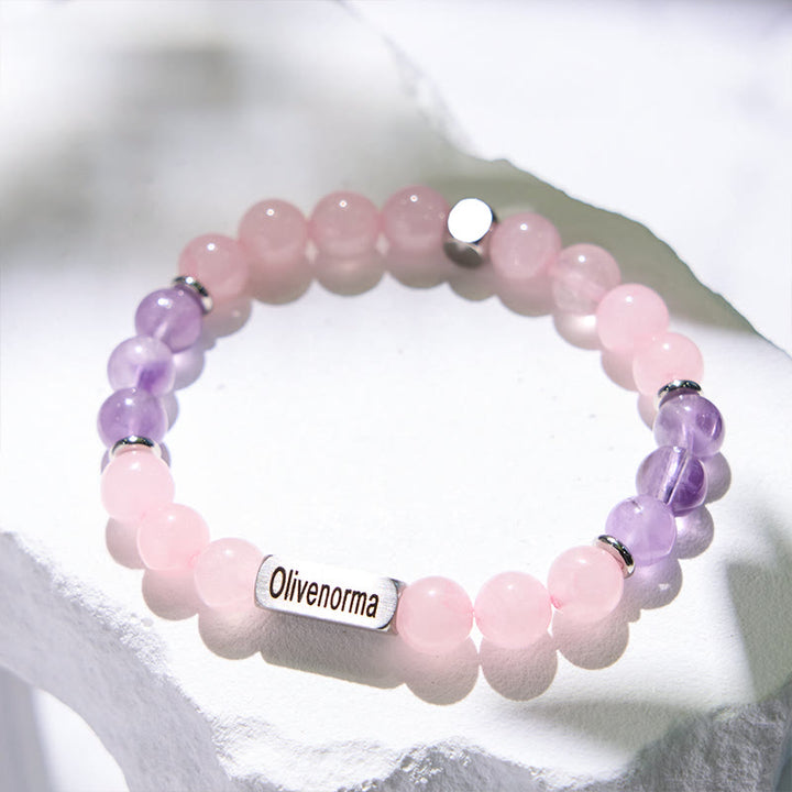 Pulsera con cuentas de cuarzo rosa y amatista grabada de Olivenorma