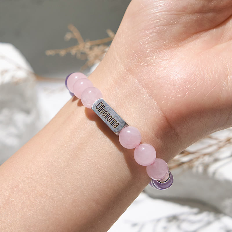 Pulsera con cuentas de cuarzo rosa y amatista grabada de Olivenorma