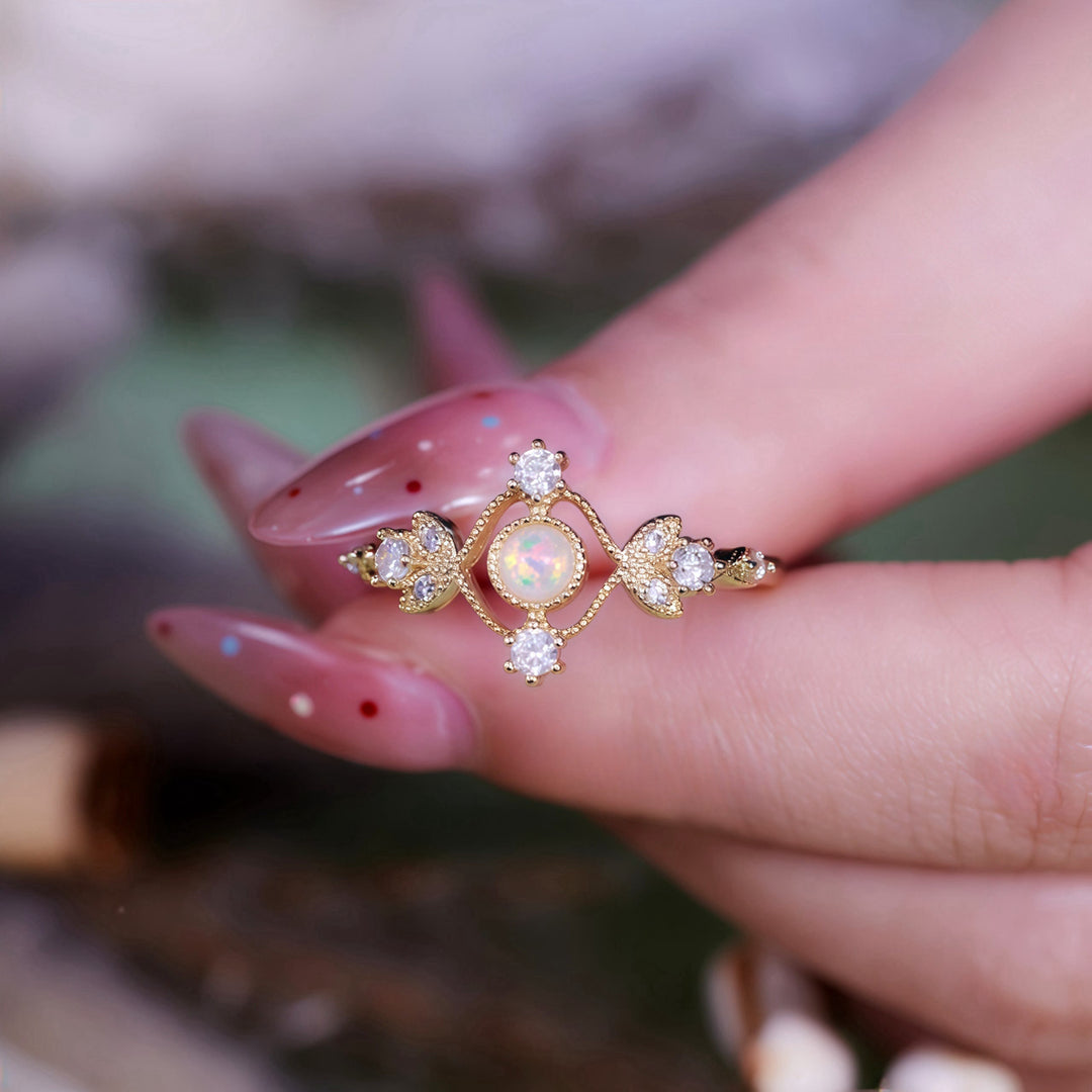 Anillo de hoja hueca con circonita blanca y ópalo natural de Olivenorma