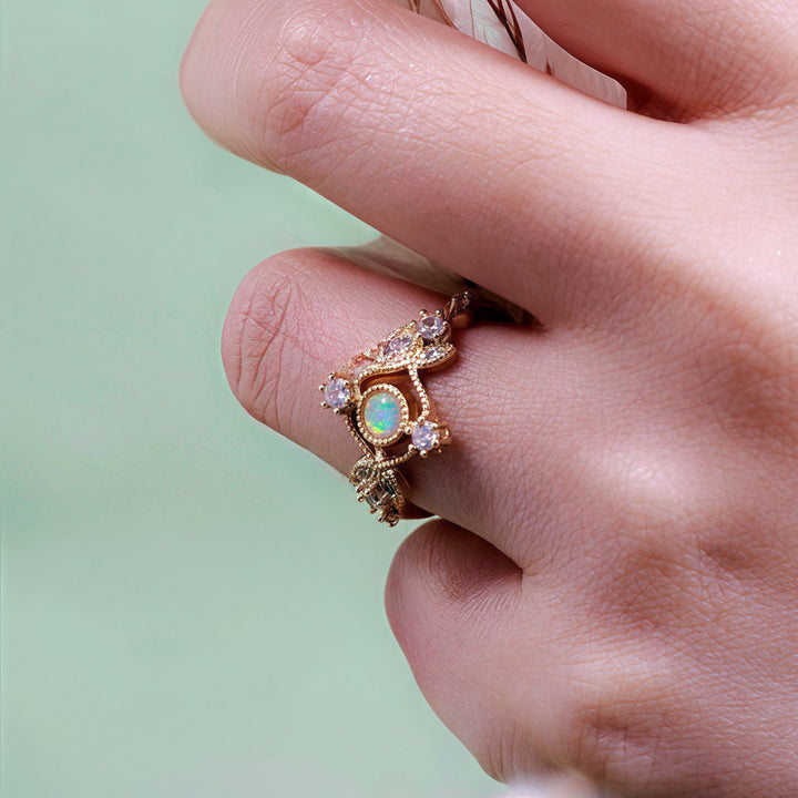 Anillo de hoja hueca con circonita blanca y ópalo natural de Olivenorma