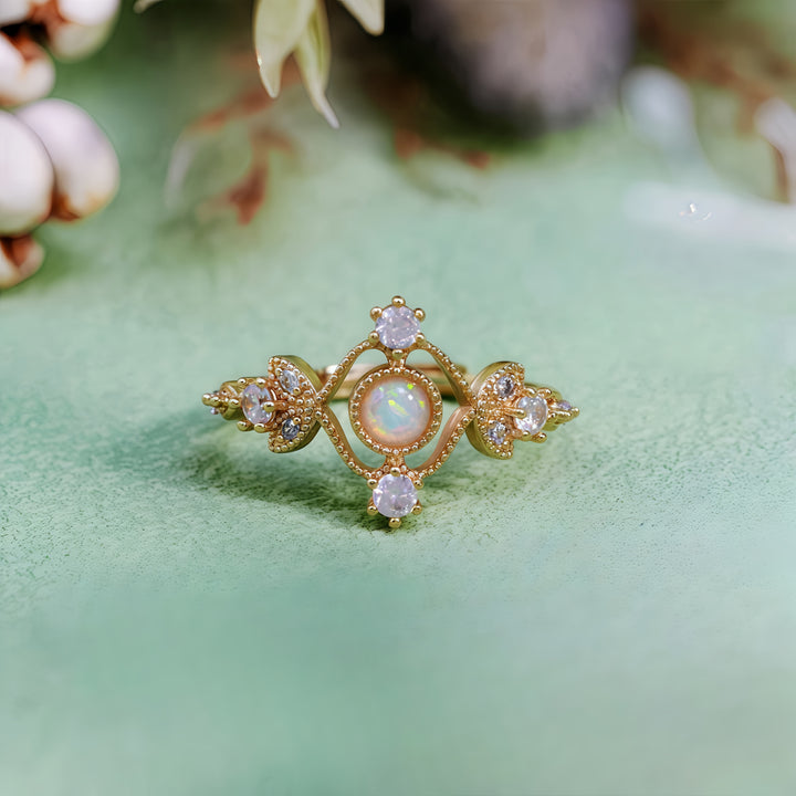 Anillo de hoja hueca con circonita blanca y ópalo natural de Olivenorma
