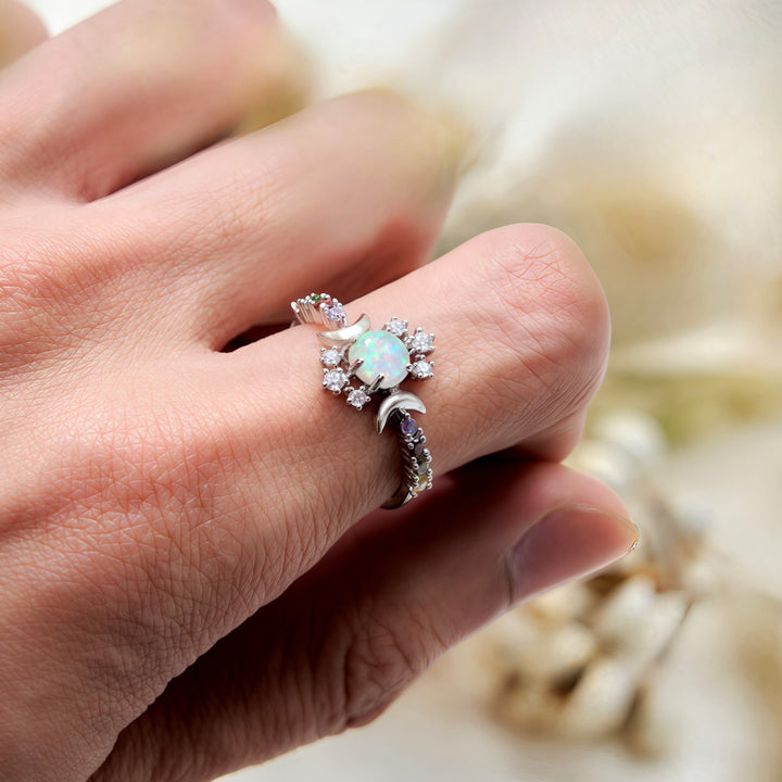 Anillo de diosa de la triple luna con ópalo blanco de Olivenorma