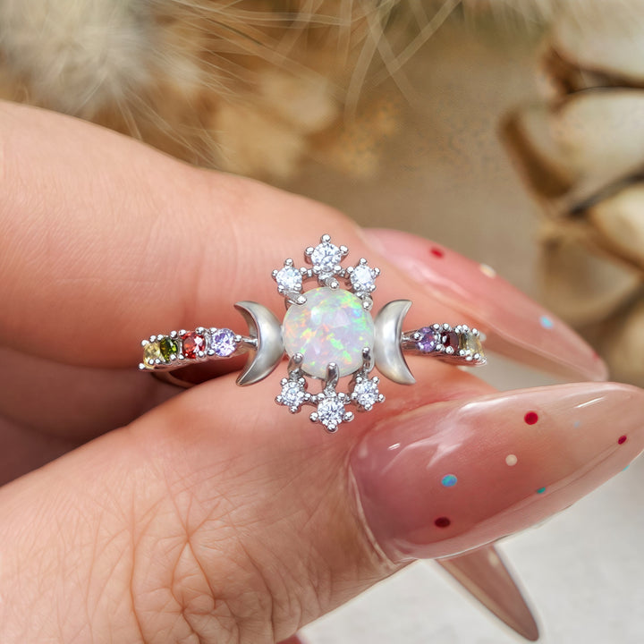 Anillo de diosa de la triple luna con ópalo blanco de Olivenorma
