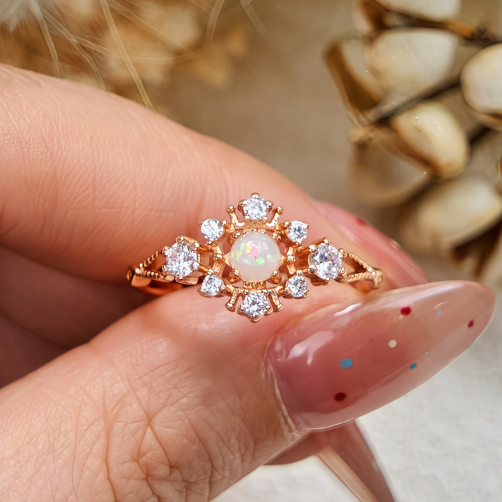 Anillo de ópalo blanco y circonita natural "Copo de nieve" de Olivenorma