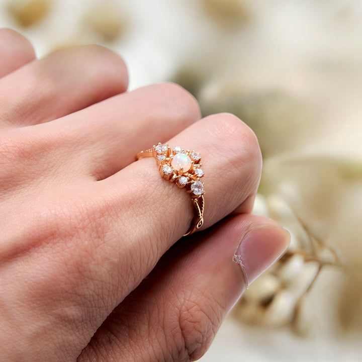 Anillo de ópalo blanco y circonita natural "Copo de nieve" de Olivenorma