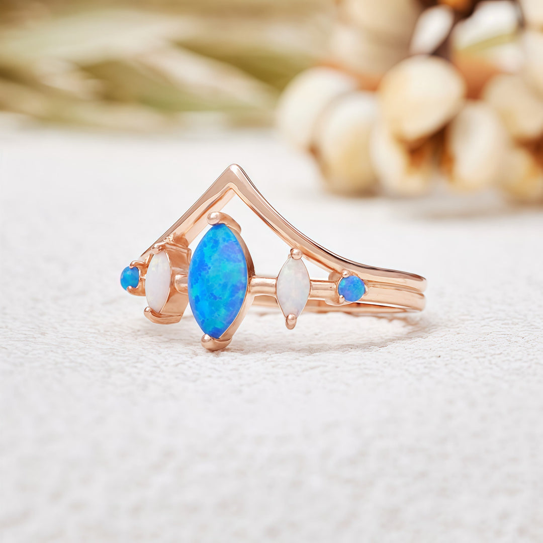 Anillo con corona de ópalo azul y blanco natural de Olivenorma