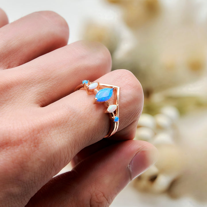 Anillo con corona de ópalo azul y blanco natural de Olivenorma