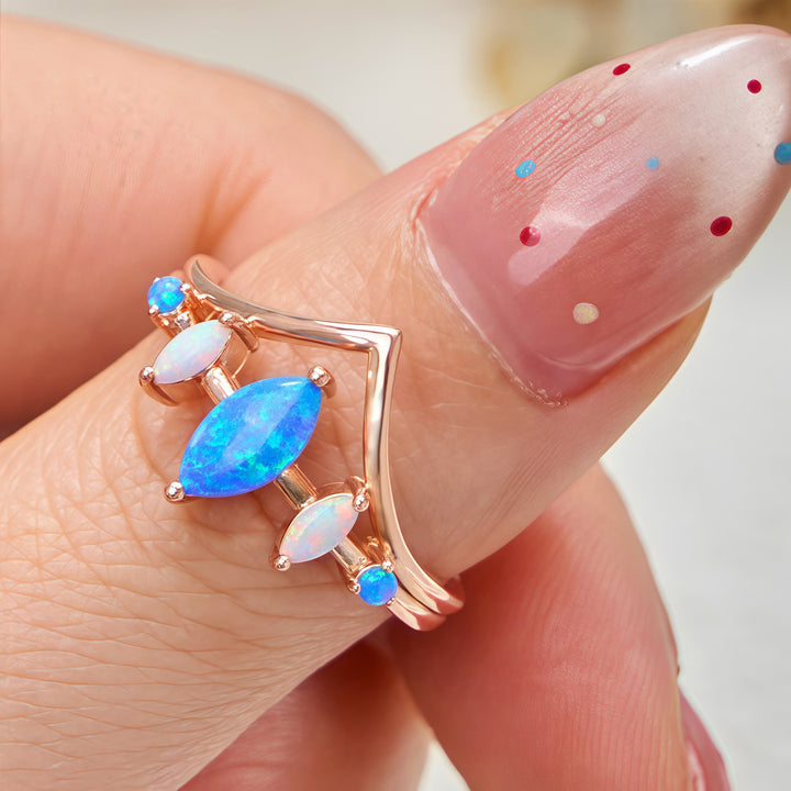 Anillo con corona de ópalo azul y blanco natural de Olivenorma
