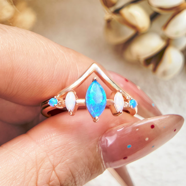 Anillo con corona de ópalo azul y blanco natural de Olivenorma