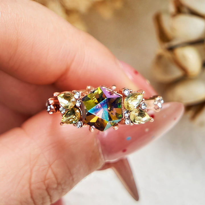Anillo de peridoto alejandrita con corte hexagonal de Olivenorma