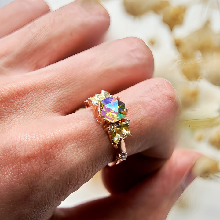 Anillo de peridoto alejandrita con corte hexagonal de Olivenorma