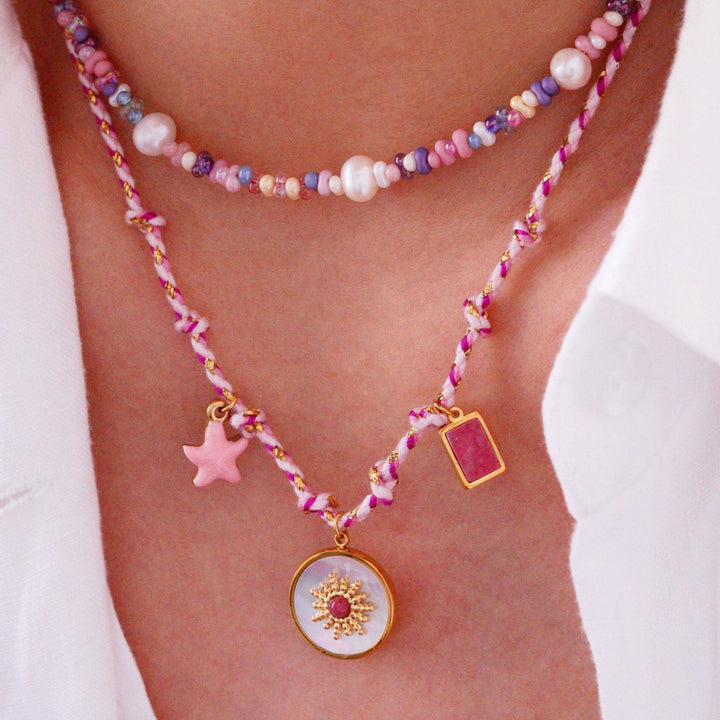 Collar con colgante de piedra natural de cuerda trenzada de colores de Olivenorma