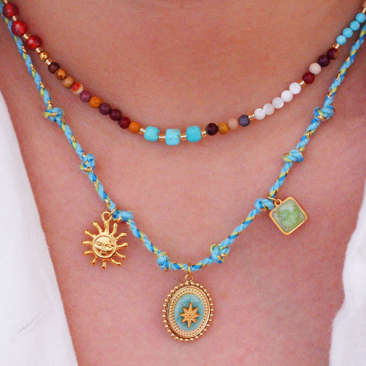 Collar con colgante de piedra natural de cuerda trenzada de colores de Olivenorma