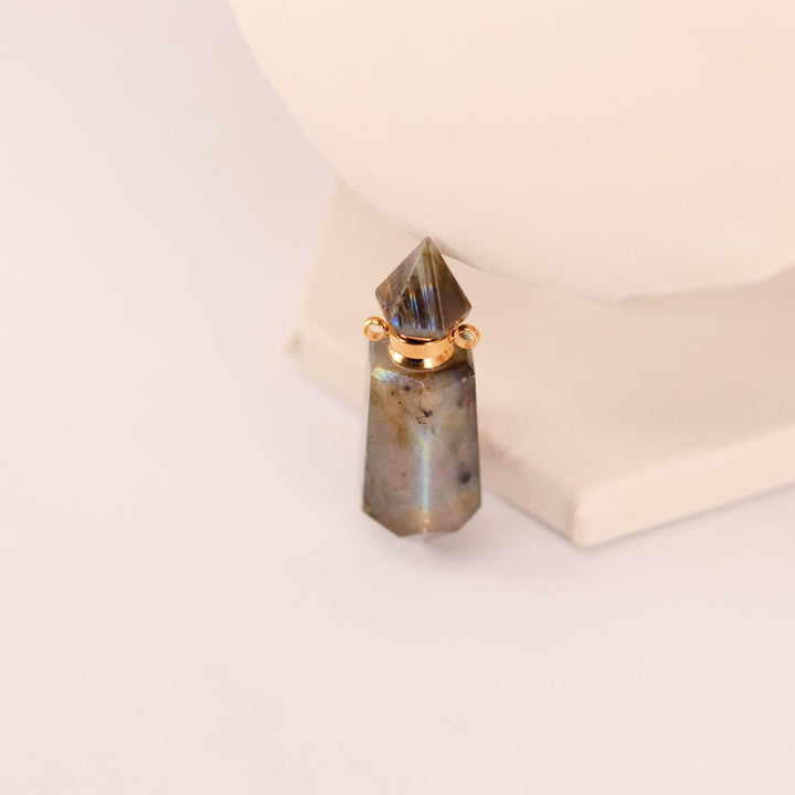 Collar con difusor de aceites esenciales en forma de botella con forma de columna hexagonal de Olivenorma
