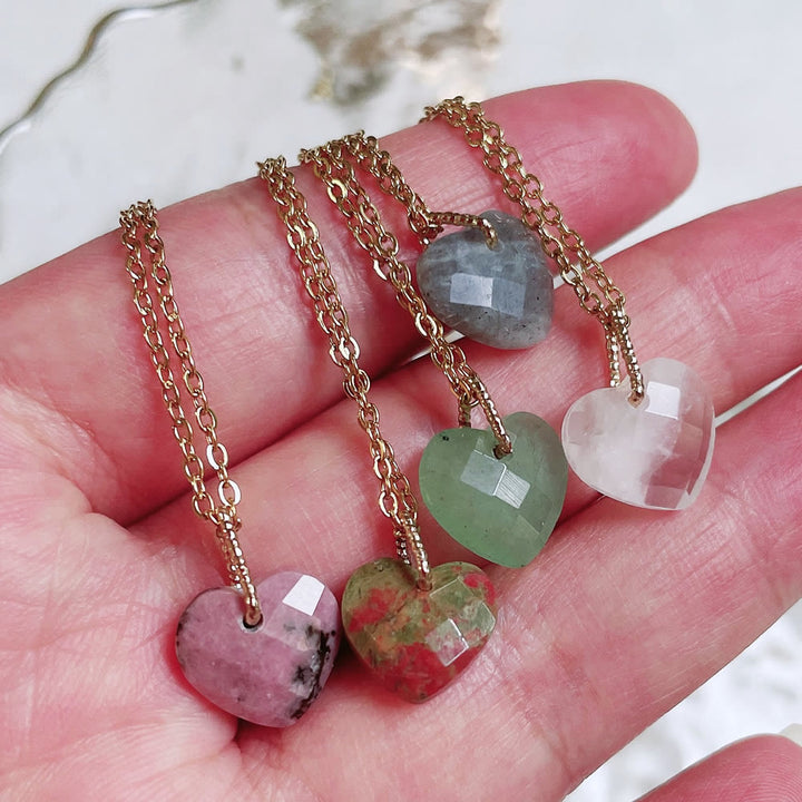 Collar de acero y titanio con corte de corazón de cristal natural de Olivenorma