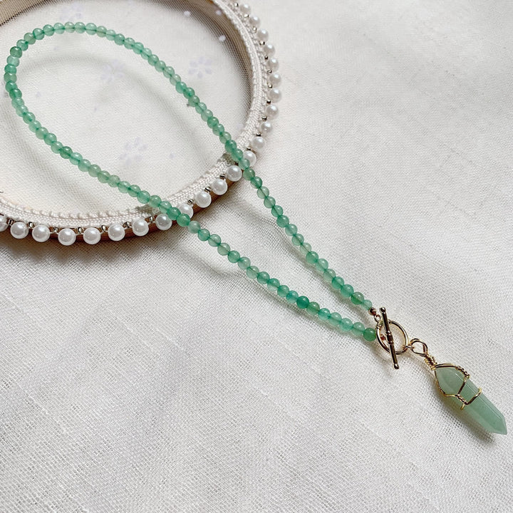 Collar de cuentas de piedra natural con colgante de columna hexagonal de Olivenorma