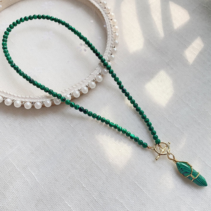 Collar de cuentas de piedra natural con colgante de columna hexagonal de Olivenorma