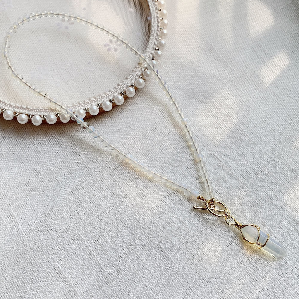Collar de cuentas de piedra natural con colgante de columna hexagonal de Olivenorma