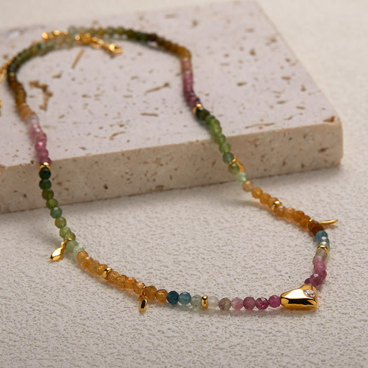Collar con colgante de corazón de cuentas de turmalina blanca y circonita Olivenorma