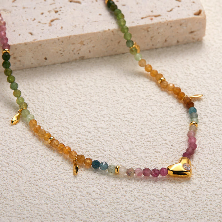 Collar con colgante de corazón de cuentas de turmalina blanca y circonita Olivenorma
