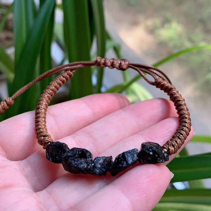 Pulsera trenzada con elementos naturales irregulares de Olivenorma