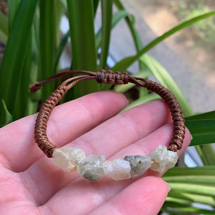 Pulsera trenzada con elementos naturales irregulares de Olivenorma