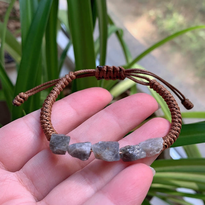 Pulsera trenzada con elementos naturales irregulares de Olivenorma