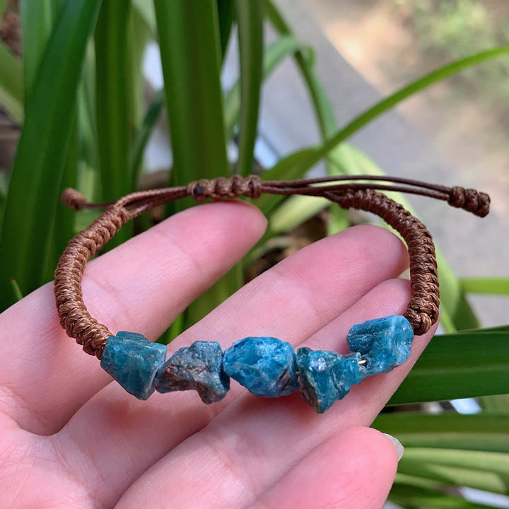 Pulsera trenzada con elementos naturales irregulares de Olivenorma