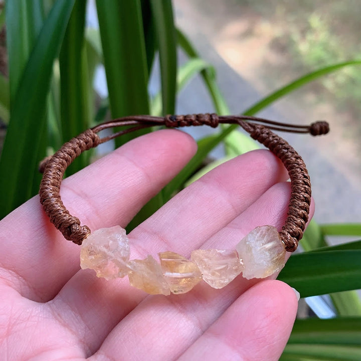 Pulsera trenzada con elementos naturales irregulares de Olivenorma