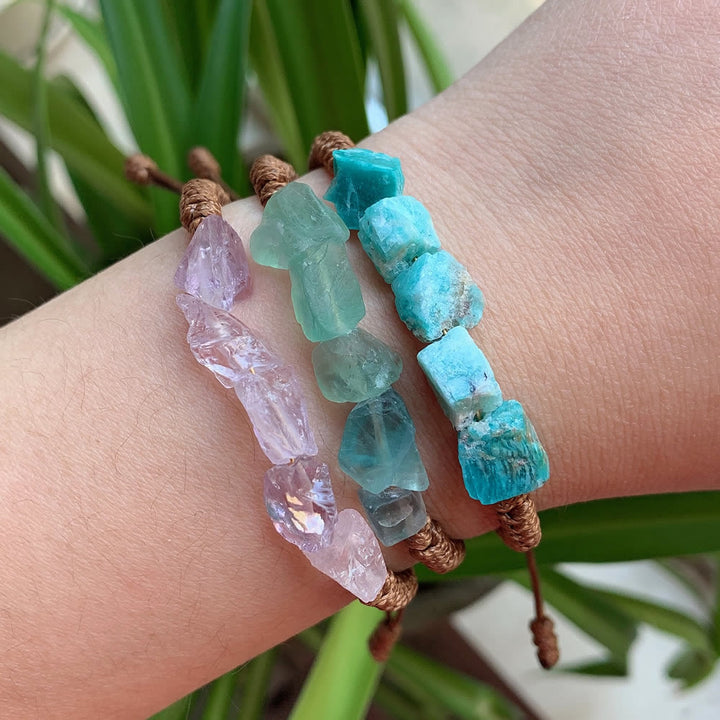 Pulsera trenzada con elementos naturales irregulares de Olivenorma