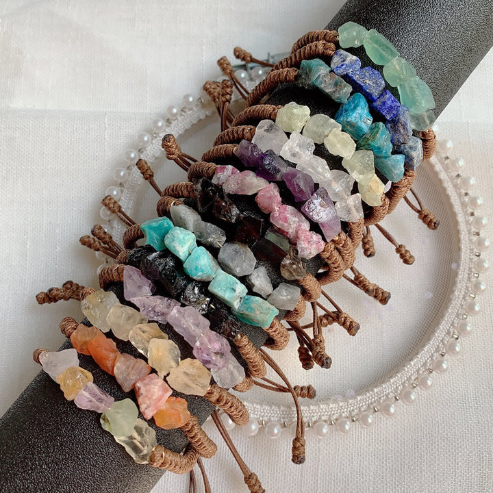 Pulsera trenzada con elementos naturales irregulares de Olivenorma