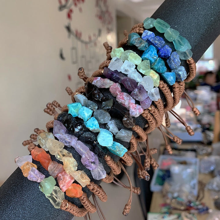 Pulsera trenzada con elementos naturales irregulares de Olivenorma
